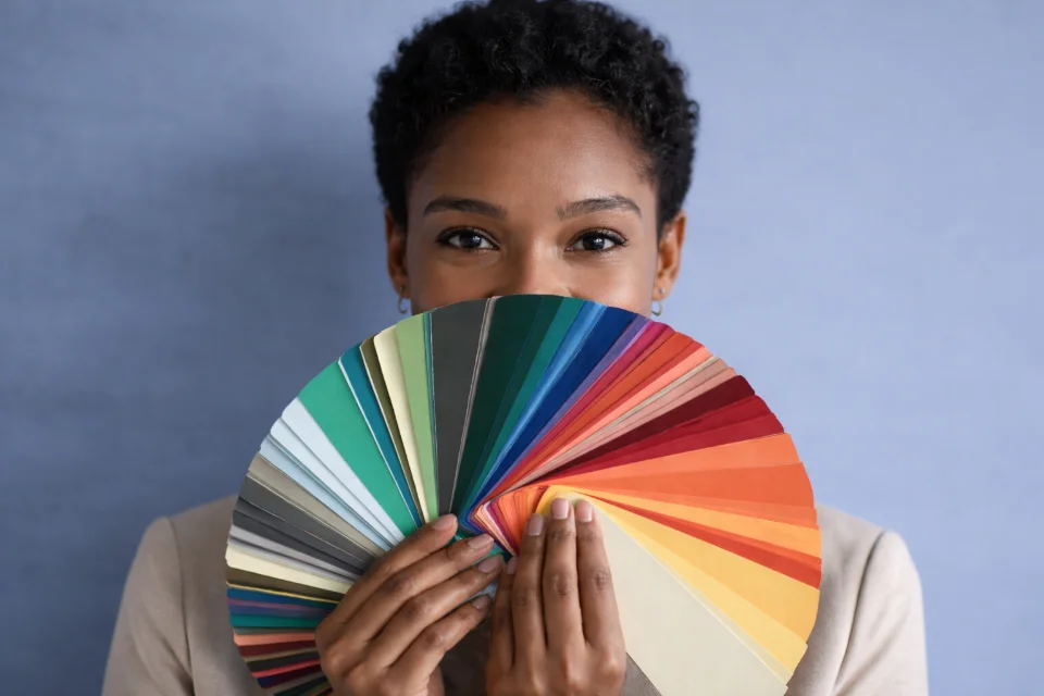 Deux femmes se serrant la main lors d’un entretien d’embauche, illustrant la première impression et la relation professionnelle